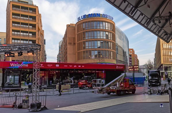 Das ehemalige Discovery Channel IMAX während der Auf - und Umbauten für die 75. Berlinale 2025. Das heutige "Stage Bluemax - Theater" beherbergt derzeit noch die "Blue Man Group".