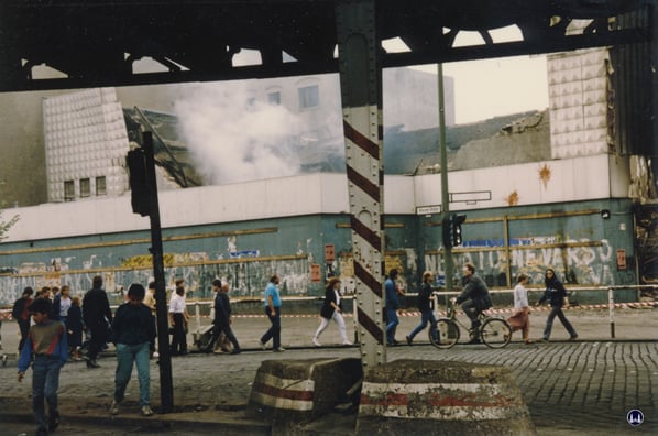 Der Bolle-Supermarkt brennt. Weißer Rauch steigt bei den Löscharbeiten empor.