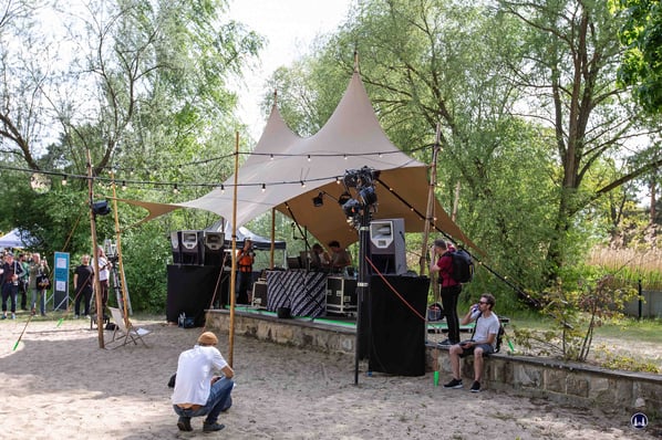 Auf der "Strandbühne" fanden während der Berliner Superbooth Konzerte statt,