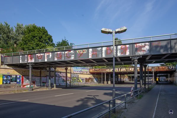Blick durch einen Teil der Yorckbrücken in Richtung Kreuzberg. 
