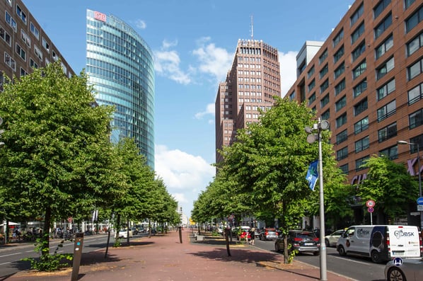 Der Asphalt - Belag des "Boulevards der Stars" ist brüchig und und an vielen Stellen eher schwarz als rot. 
