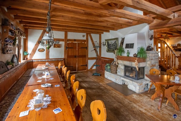 1. Obergeschoss. Das Kaminzimmer. Im Hintergrund die Treppe zum zweiten Obergeschoss.