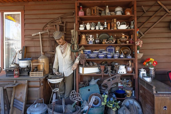 Hinzu kommt die oft zeitintensive Suche nach Gebrauchsgegenständen jener Zeit, um die Häuser sowie die entsprechenden Freiflächen und Veranden möglichst authentisch auszustatten.