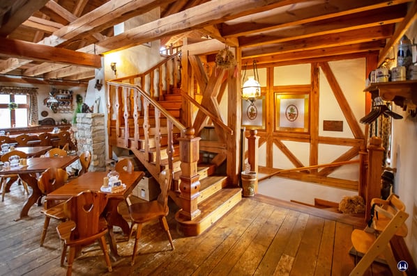 1. Obergeschoss. Treppe zum Erdgeschoss und zum 2. Obergeschoss.