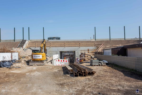 Mittlerweile ist das Tunnel- und Brückenbauwerk übererdet worden und damit der S-Bahndamm weitgehend wiederhergestellt. 