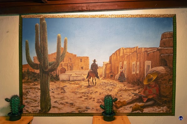 Ein Bild wie ein Klischee: Fort Alamo während der Fiesta mit einem ob der Hitze ermatteten bewaffneten Posten und einem Reiter, auf den eine treue Señorita wartet..