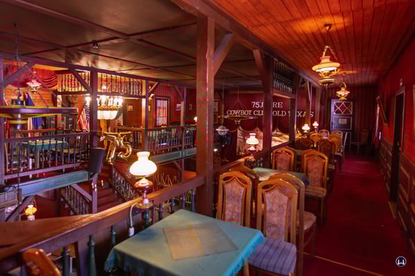 Das Obergeschoss des Saloons: Gemütlich am Tisch sitzen, etwas essen und trinken und dabei die Show betrachten...