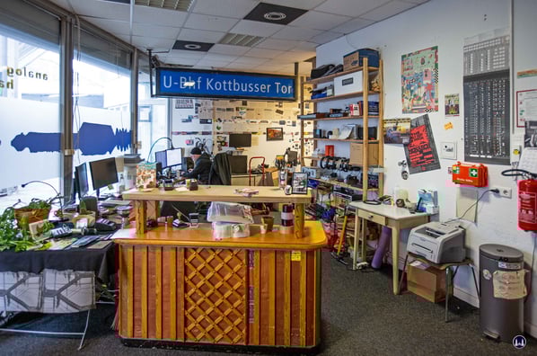 Irgendwie hat es ein Leuchtkasten bei den diversen Umbauarbeiten des benachbarten U-Bahnhofs Kottbusser Tor in den Laden von Herrn Schneider geschafft. Blick in den Kassen- und Bestellbereich.