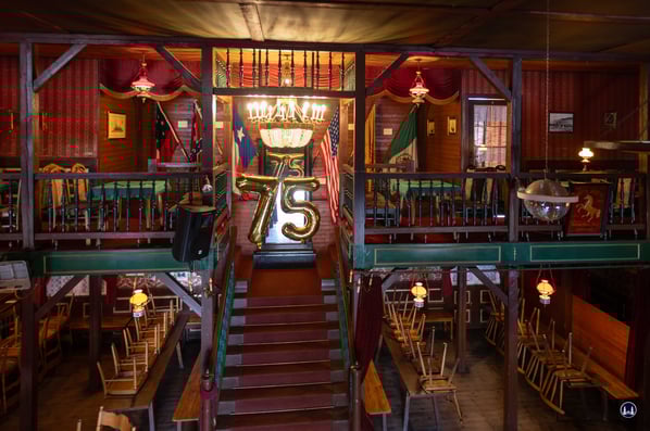 Die Treppe zum oberen Geschoß. Man ist beeindruckt, was hier von den Mitgliedern des Clubs geschaffen wurde. Soll dies alles bald verloren sein?