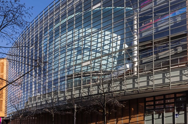 Die riesige Glasfront an der Eichhornstraße lässt die sich über mehrere Etagen erstreckende Kuppelkonstruktion des Bluemax erahnen. 