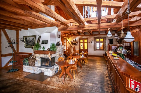 1. Obergeschoss. Das Kaminzimmer und die Bar.