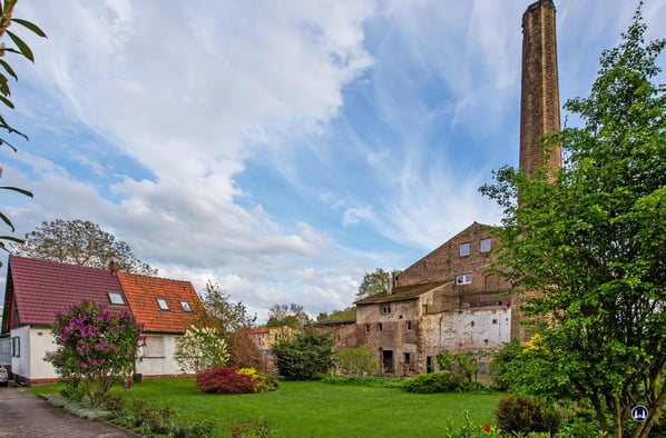 Das heute noch  erhaltenen ehem. Musterhaus der Gagfah neben der ehem. Brennerei des  "Blankenfelder Schlosses" (Gutshof).