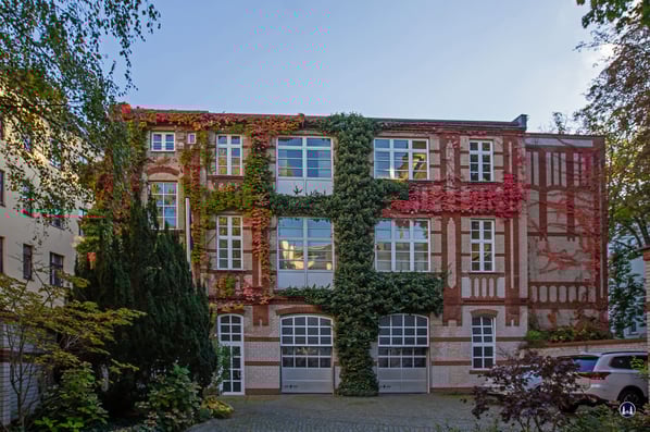 903 -1904 errichteten Klitscher & Afdring im Hof des Gebäudes Schmargendorfer Straße 32 für den Schlossermeister Heinrich Klemme ein Schlossereigebäude. Heinrich Klemme, gehörte mit seinem Betrieb zur Herstellung von Gittern und Ornamenten zu den größten 