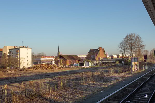 Der Abbruch aller Bauten auf dem alten Gütergelände der Dresdner Bahn hat begonnen.