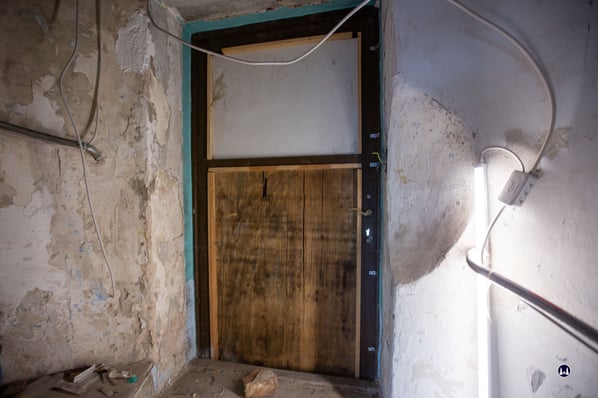 1. Etage. Tür zum ehemaligen Hof auf der Höhe des Bahndamms. Die Tür war zuletzt fest verschlossen. 