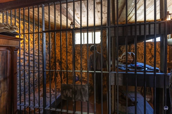 Die Gitter des Jails konnten beim Umbau der Justizvollzugsanstalt Tegel organisiert werden. Da es keinen Etat gibt und alle Mitglieder ehrenamtlich arbeiten ist Erfindungsreichtum gefragt.