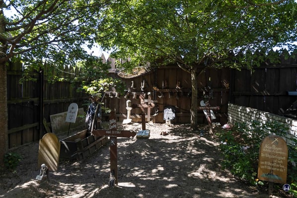 Irgendwann ist es mit uns allen vorbei. Daher gibt es auch in Old Texas Town einen "Gottesacker", wenn man seinen Löffel, pardon, seinen Stiefel (im Hintergrund) irgendwann abgeben muss.