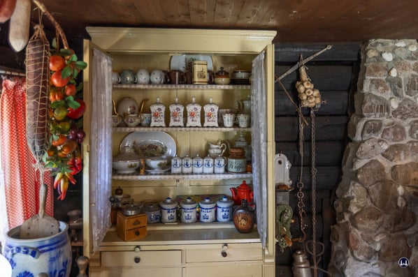 Ein alter Küchenschrank mit irdenen Gefäßen zur Aufbewahrung von Salz und sonstigen Gewürzen. Und klar, auch eine Kaffeemühle muss sein - denn bereits damals war der Genuss dieses Getränkes weit verbreitet.