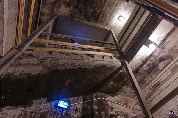 Der Treppenabgang im während des Krieges entstandenen verbunkerten Kellerzugang an der Westseite des Gebäudes. 