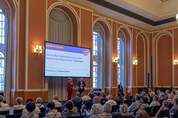 Der Regierende Bürgermeister Kai Wegner stellt sich den Fragen der Besucher. Unterstützt wird er dabei von seiner Pressesprecherin, Frau Christine Richter.