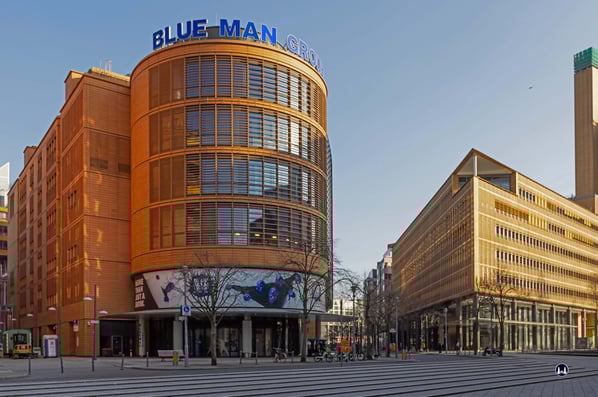  Das ehem. IMAX und heutige "Stage Bluemax - Theater" am 10. März 2025 im Licht der untergehenden Sonne. Nur noch wenige Monate, dann wird die Blue Man Group das Gebäude verlassen. Was danach folgt, ist unklar.