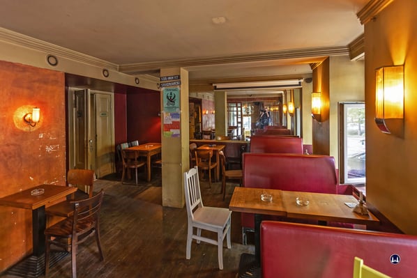 Der "obere" Gastraum mit seinen bequemen gepolsterten Bänken und den Toiletten (links).