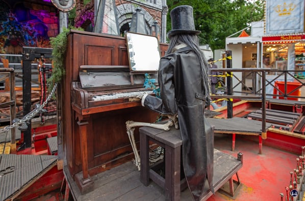 Ausgesuchte Musiker, die für das Publikum wortwörtlich bis zur Verwesung spielten, gehörten selbstverständlich ebenfalls mit dazu. Natürlich perfekt gekleidet mit Frack und Zylinder. 