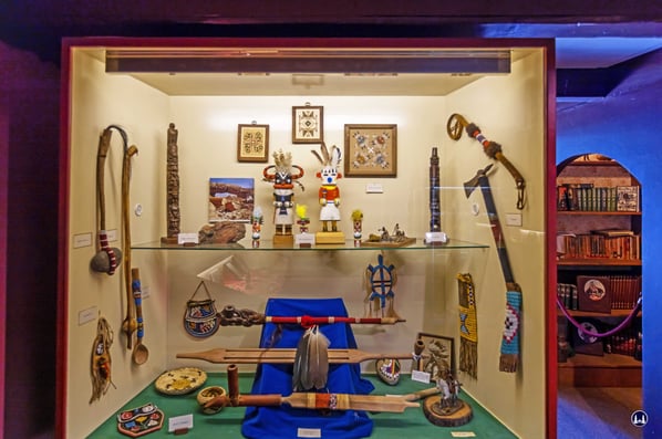 Ein Blick in eine der Vitrinen der "Hall of History" mit Kulturgegenständen der indigenen Bevölkerung Nordamerikas.