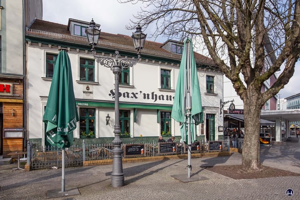 Das Hax'nhaus steht direkt am Eingang des alten Dorfkerns hinter dem im Winkel angeordneten C & A Warenhaus. 