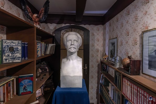 Die eher positive Haltung der Deutschen gegenüber den "Indianern" ist nicht zuletzt ihm zu verdanken: Karl May. Seine Romanhelden Old Shatterhand und dessen Blutsbruder Winnetou waren auch bereits damals große Sympathieträger - leider nicht in den USA