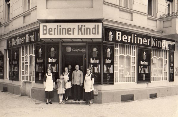 Herr Duschek mit Familie und Servierkräften vor dem Lahn-Eck in den 1930er Jahren.