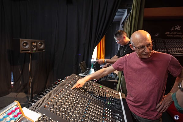 Michael Zähl mit seinem Profi-Mischpult auf der Berliner Superbooth.