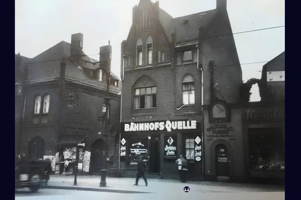 Das noch als "Bahnhofs-Quelle" bezeichnete Lokal im Restaurantgebäude, ca. 1930. 
