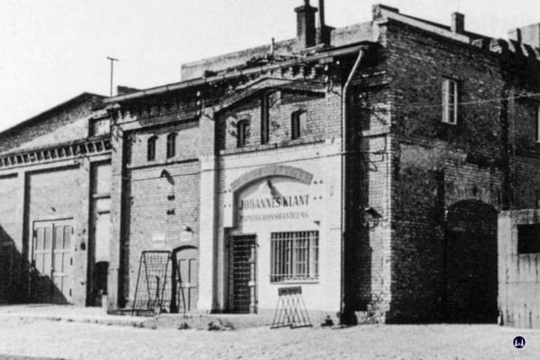 Das alte Lagergebäude. Rechts, nach dem Durchgang schloss sich das Schwankhaus an. In dem Gebäude befand sich über viele Jahrzehnte die Papiergroßhandlung Johannes Klant.