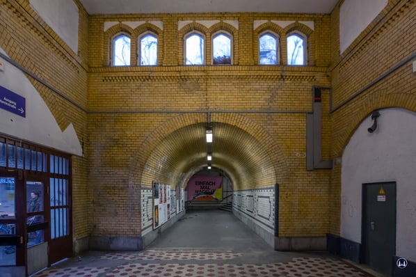 Bahnhof Yorckstraße, Blick von der Schalterhalle zur Bahnsteigtreppe. 