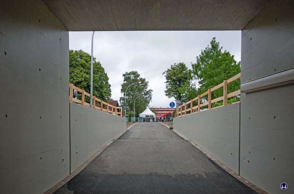 Der Blick unter der S-Bahnüberführung geht hin zum Gelände an der Sporthalle, auf dem Grillwürste, Spieße und anderes mehr bereitgehalten wurden.