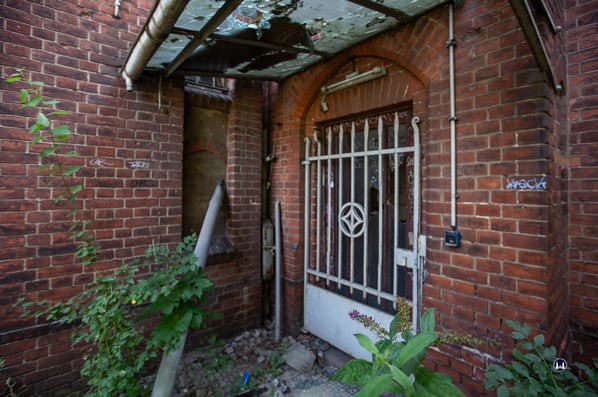 Zugang zum internen Treppenhaus des Bahnhofsgebäudes. Irgendwann erhielt der Eingangsbereich ein gläsernes Vordach.