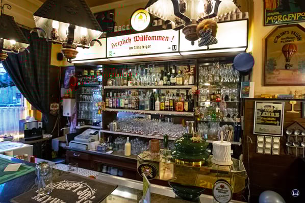 Wer möchte im Lokal "Zum Umsteiger" nicht sofort ein Bierchen bestellen... Links eines der beiden Fenster zur Yorckstraße.