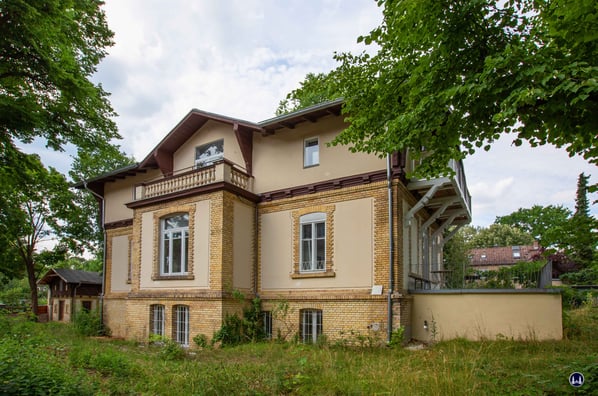 Gartenseite der Sommervilla. Auch hier blieb vieles erhalten - wenn auch Veränderungen insbesondere im Obergeschoss wahrzunehmen sind.