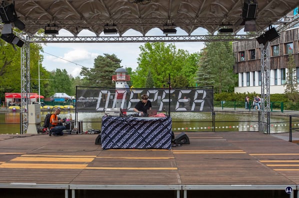 Doepfer präsentiert sich auf der Seebühne der Superbooth. Hier hat gerade Nadia Struiwigh ihren Auftritt.