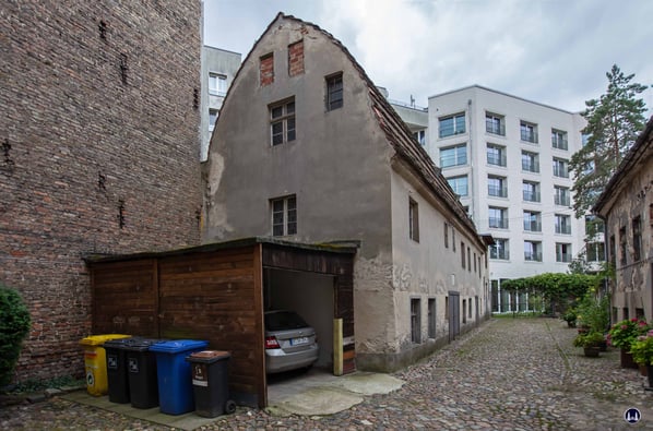 Blick in den Hof des Gebäudes Karl-Marx-Straße 178. Das Gesindehaus (links) wurde 1827 von der Witwe Marie-Louise Eggert errichtet.