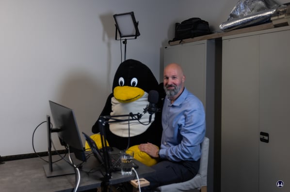 Der Golem Podcast-Beauftragte Martin Wolf mit dem Linux-Maskottchen, dem Pinguin "Tux". Es ist nicht zu übersehen, das Martin Wolf ein Anhänger des Betriebssystems ist...