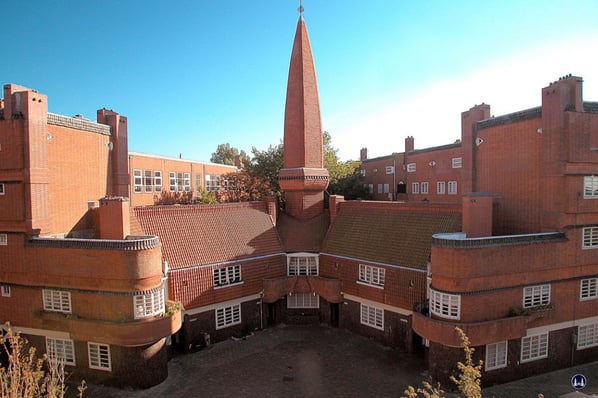 Der von Michel de Klerk entworfene Amsterdamer Wohnkomplex "Het Schip", in welchem sich auch das gleichnamige Museum zur Geschichte der "Amsterdamer Schule" befindet. Foto: Museum "Het Schip".