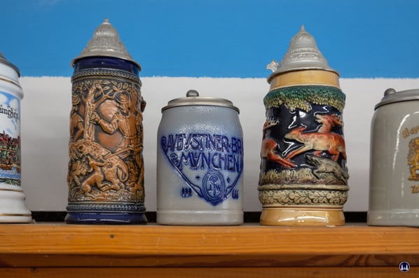 Ein wenig passende Deko wie diese Deckelkrüge darf natürlich nicht fehlen.