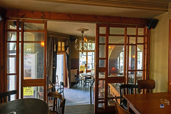 Blick vom "oberen" Gastraum nach vorn zum Eingang und zur Bar.