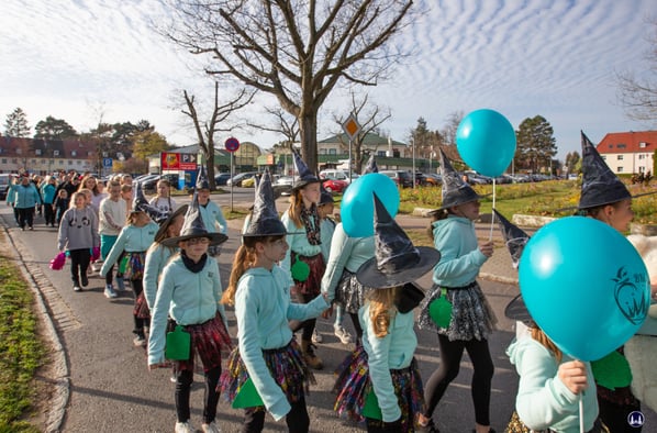 Auch einige "Hexen" haben sich in das bunte Treiben eingeschlichen. Sie werden während ihrer Darbietung einer kleinen Schläferin klarmachen, das auch Hexen allerhand zu lernen haben.
