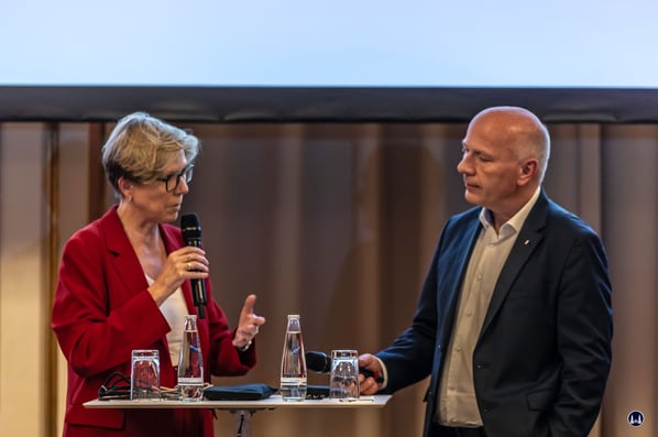 Die Pressesprecherin des Regierenden Bürgermeisters von Berlin, Frau Christine Richter im Gespräch mit ihrem Chef Kai Wegner. Auch interessierte Bürger erhielten hierbei die Gelegenheit, Fragen an den "Regierenden" zu richten. 