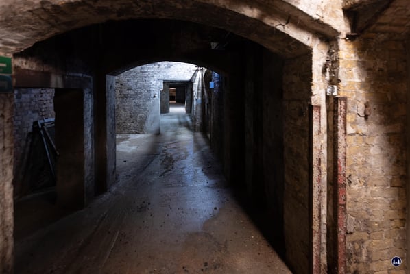 Auch einzelne Kellerabschnitte des Hauptgangs waren offenbar einst gesichert, wie die Türfassungen und erhalten gebliebenen Scharniere zeigen. 