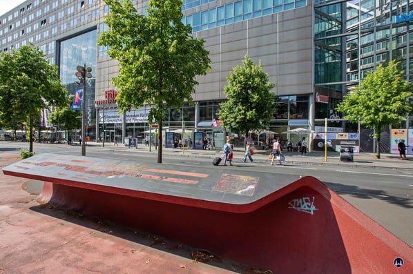 Das Orientierungs-Pult des "Boulevard der Stars" vor dem Film- und Fernsehmuseum.