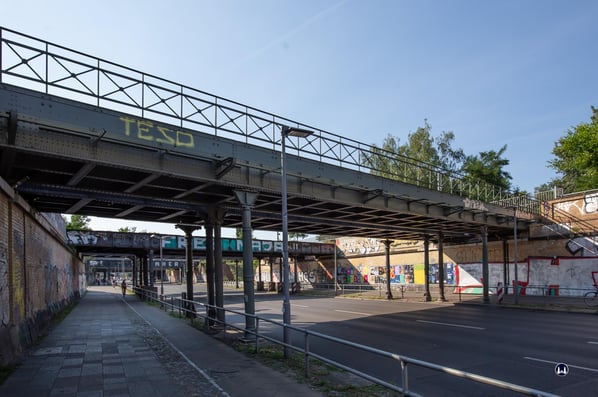 Jede Brücke vermag eine eigene Geschichte zu erzählen. Der Kenner sieht schon an der Säulenform, aus welchem Jahr und von welcher Bahngesellschaft sie stammt. 